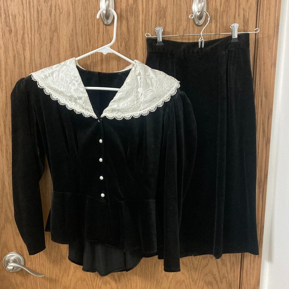 Vintage 90s Elegant Black Velvet White Lace Collar Top and Skirt - 5